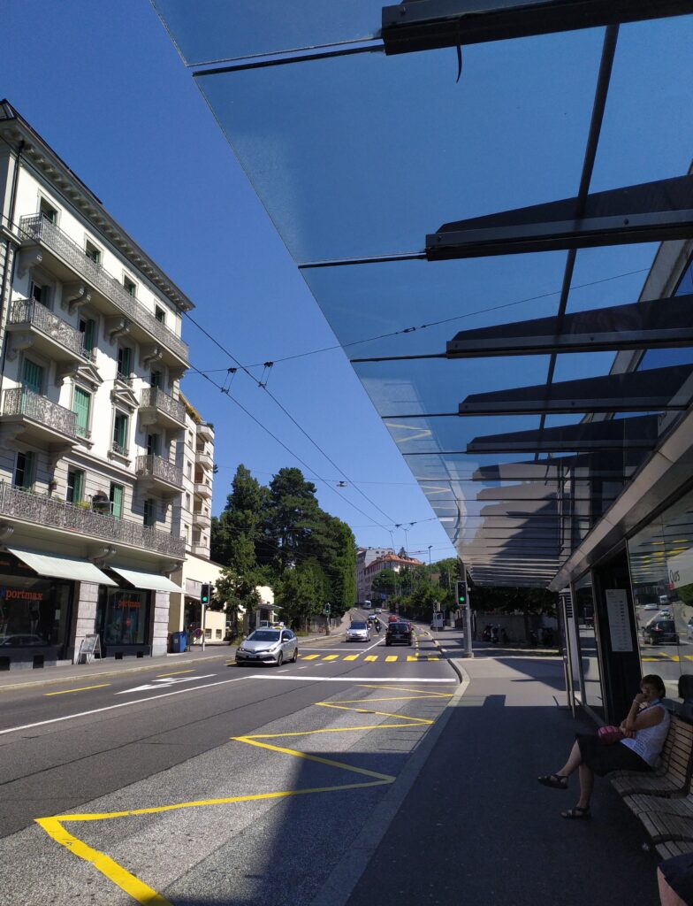 L'arrêt de la Place de l'Ours, sous un ciel bleu d'été.