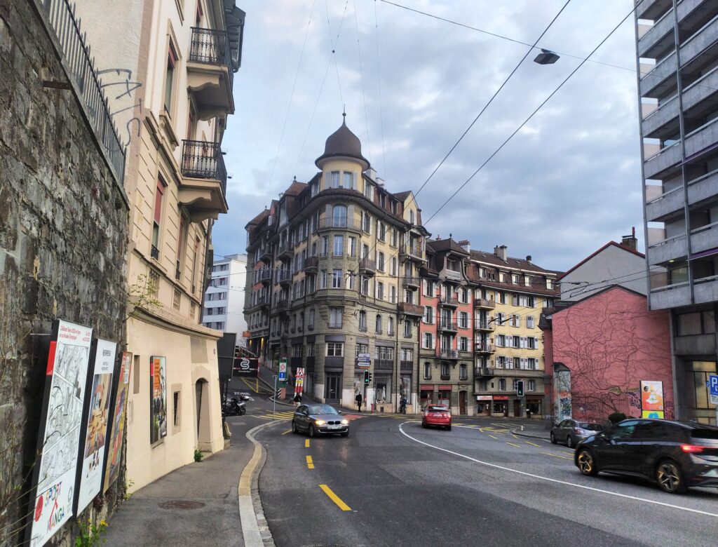 Angle des rues Caroline et Ancienne-Douane, en pleine journée d'automne.